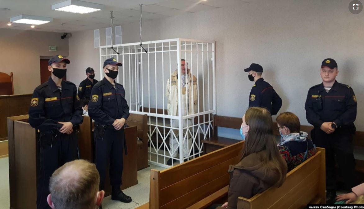 Суд над Алесем Пушкиным 10 марта 2022 года. Фото Радио Свобода