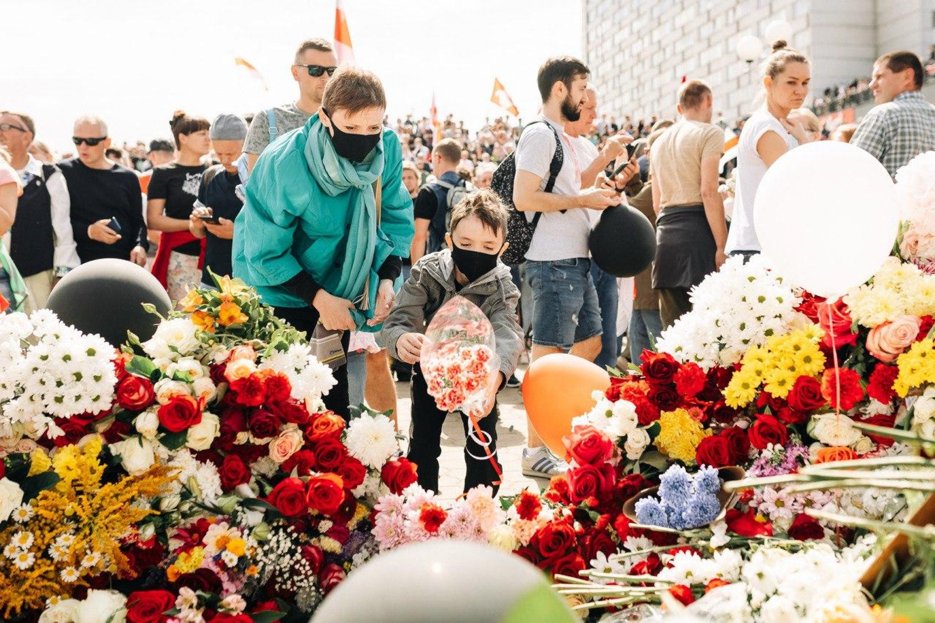 Люди возлагают цветы в память об убитом на ст. м. Пушкинская. Фото с канала "Фотографы против"