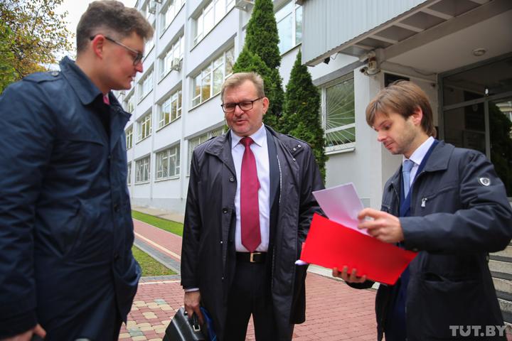 Александр Пыльченко (по центру) у Минюста перед заседанием комиссии 15 октября. Фото: TUT.BY