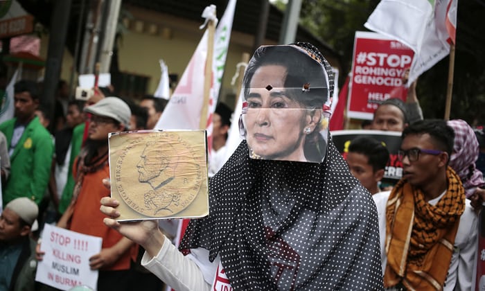 Мусульманская жанчына ў масцы Аун Сан Су Чжы падчас мітынгу супраць пераследу рахінджа. Фота: Dita Alangkara/AP