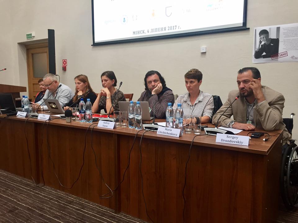 Паралельны форум грамадзянскай супольнасці, 4 ліпеня 2017 года. Марыя Шышчанкова другая з правага боку