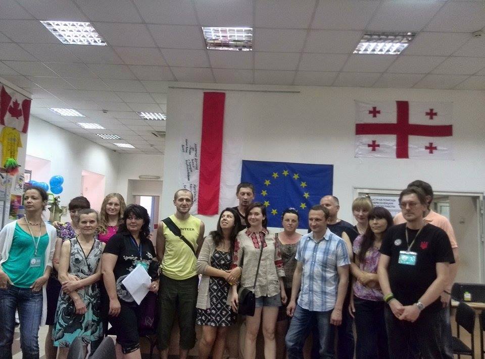 Белорусские волонтёры в офисе организации "Станция Харьков" с украинскими коллегами