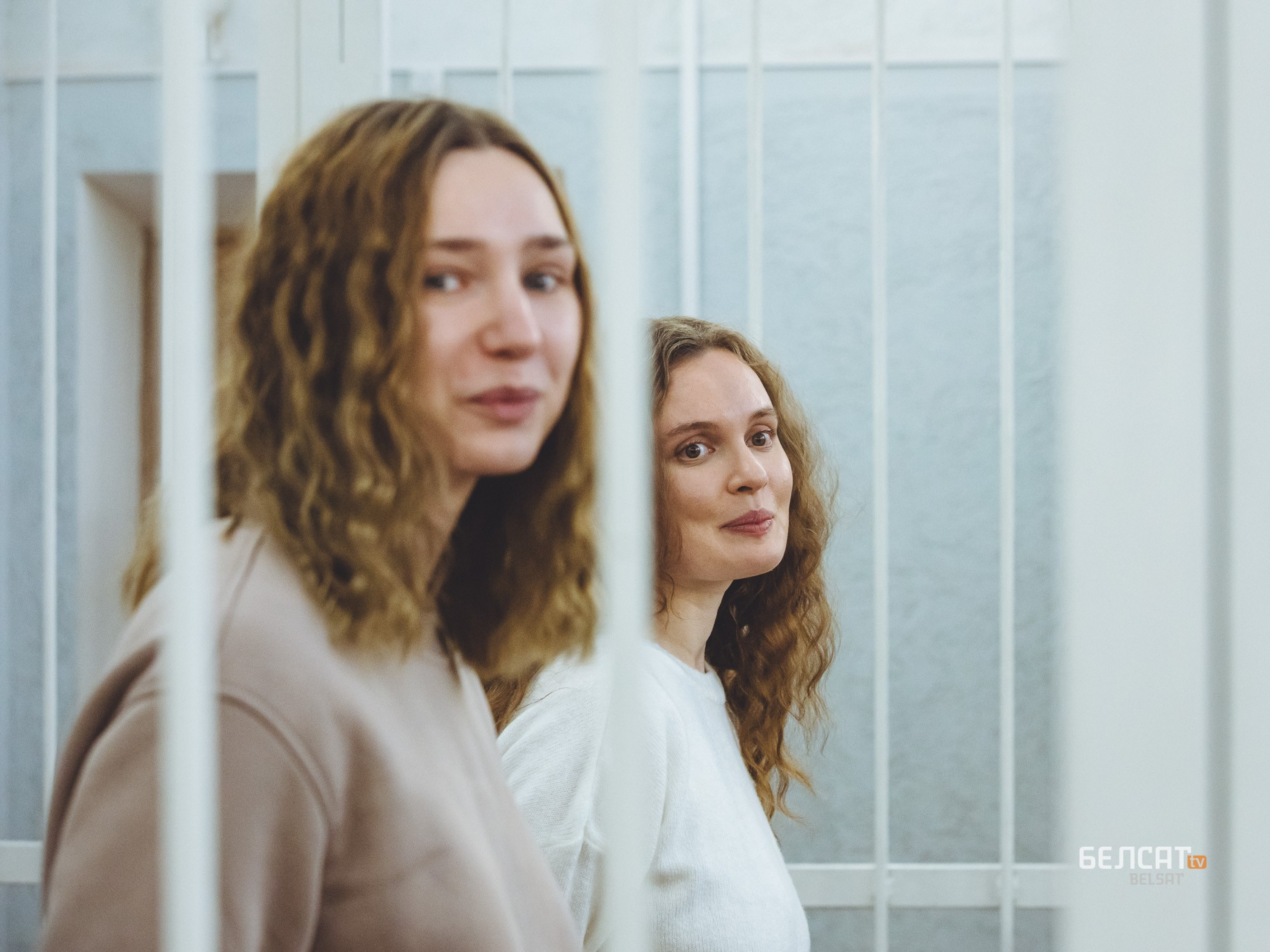 Belsat TV journalists Darya Chultsova and Katsiaryna Bakhvalava (Andreyeva) in court. Photo: belsat.eu