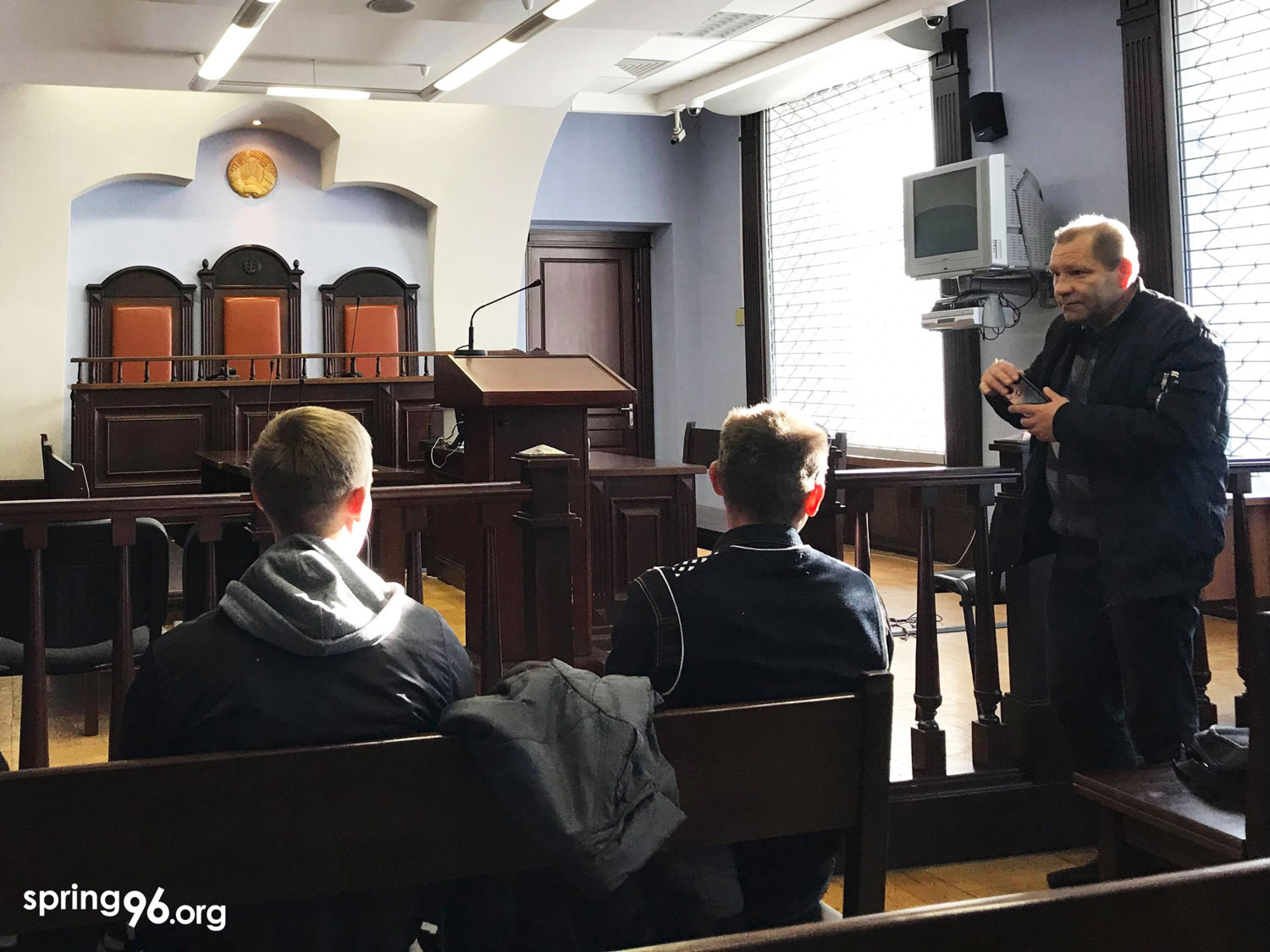Денис Урбанович и Виталий Тригубов на скамье подсудимых в суде Центрального района г. Минска