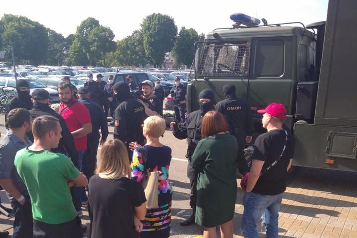 Volha Kavalkova and Siarhei Dyleuski detained by riot police outside Minsk Tractor Works. August 24, 2020 