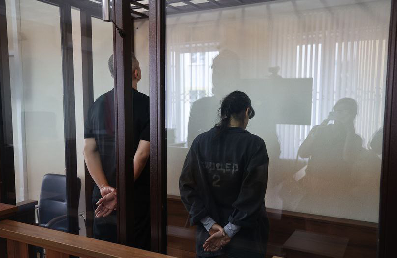 На судебном процессе адвокат Юлия Юргилевич стоит в робе «Карцер 2»