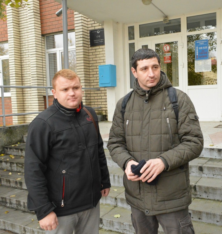 Гарадзенскія актывісты каля будынку суда Ленінскага раёна Гародні.