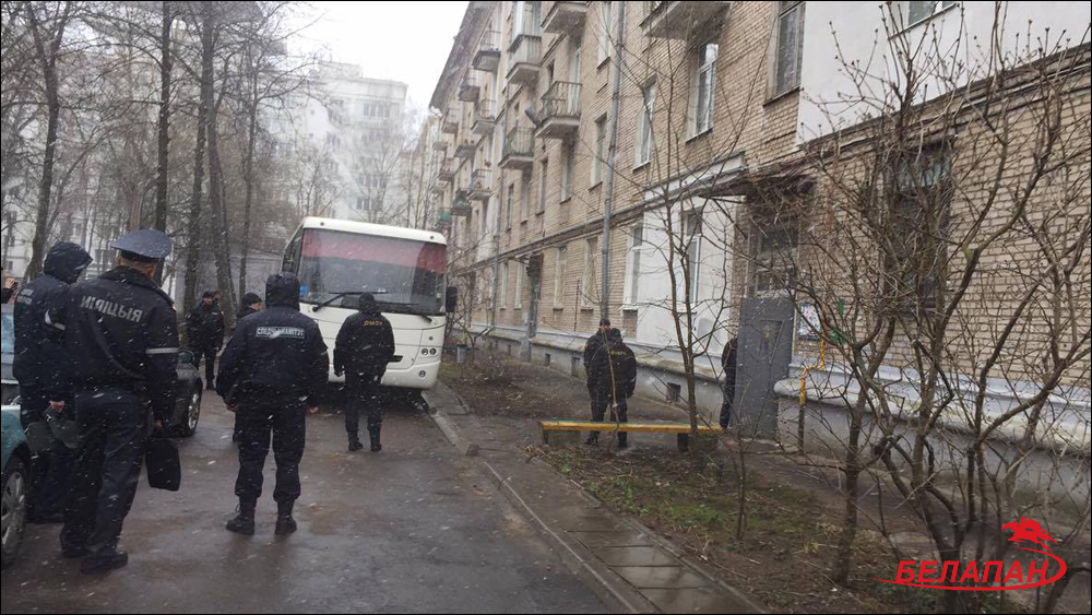 Police bus waiting outside Viasna's office during the raid on 25 March 2017. Photo: belapan.by