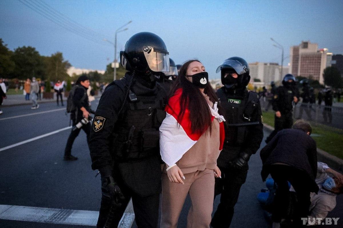 Protester detained in Minsk on September 23, 2020. Photo by Vadzim Zamirouski, TUT.BY