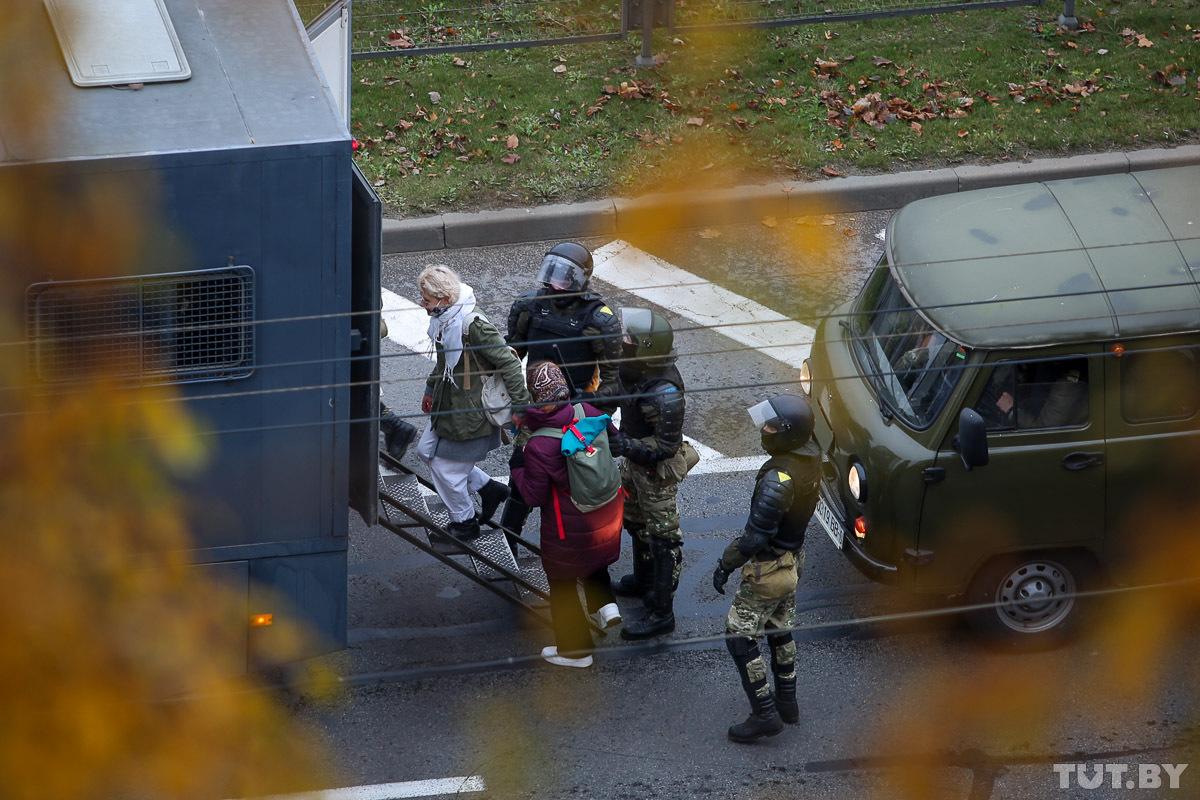 Detained protesters ushered into a police van during a protest in Minsk. November 15, 2020. Photo: tut.by