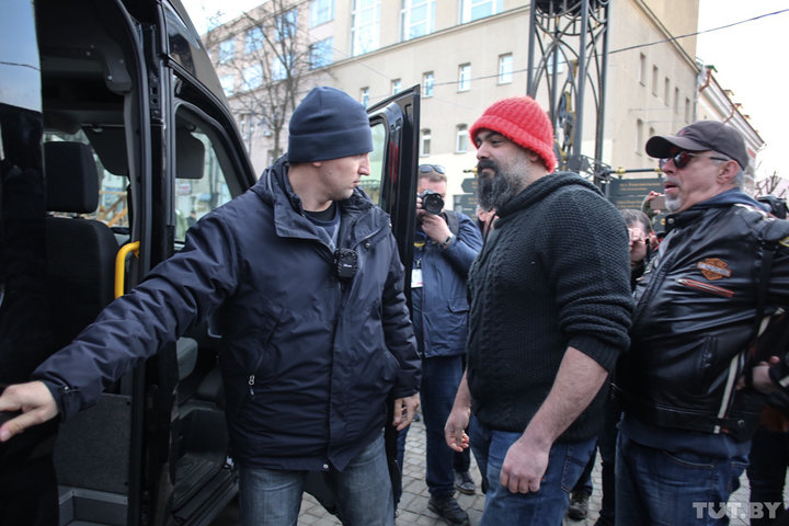 Musicians Pavel Arakelian (center) and Ihar Varashkevich (right) taken away in a police bus after detention. March 25, 2019. Photo: tut.by