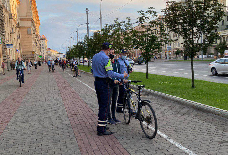 Задержание велосипедистов в Минске. Фото с телеграмм-канала " Беларусь головного мозга"