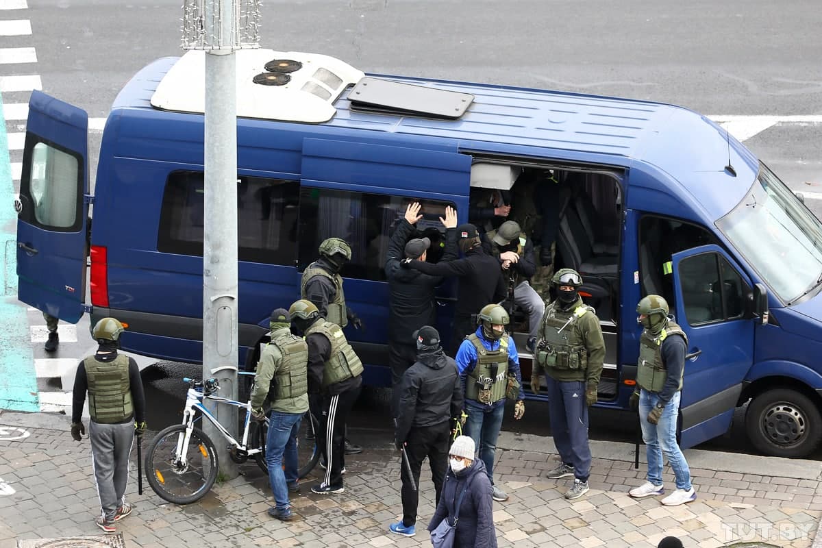 Protester detained by unmarked men in central Minsk. November 8, 2020. Photo: tut.by