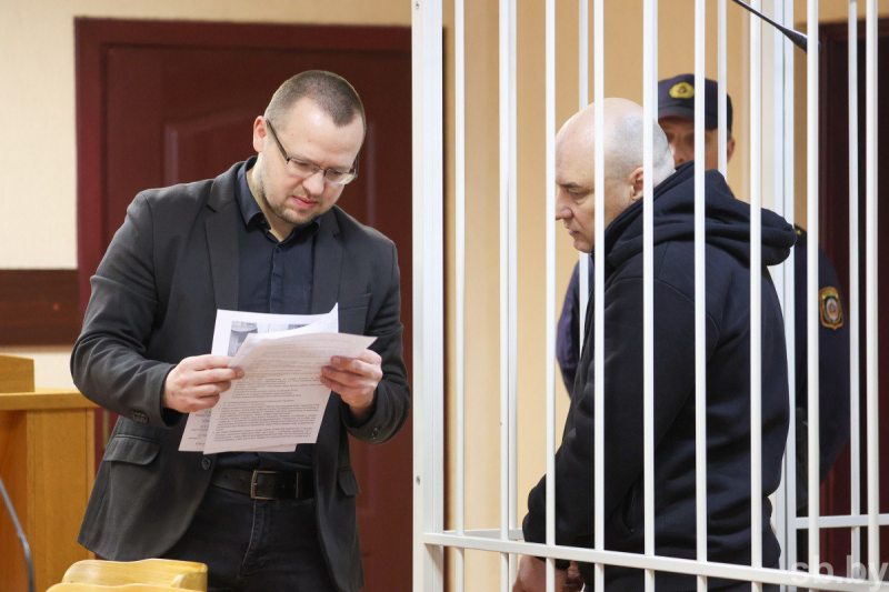 Валентин Стефанович на суде с адвокатом, январь 2023 года