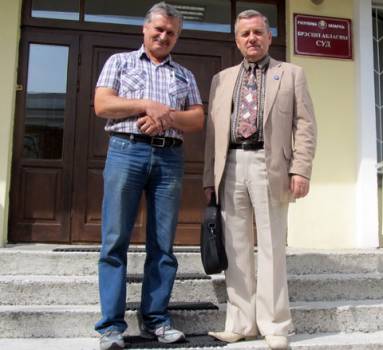 Виктор Сырица и правозащитник Владимир Величкин перед зданием Брестского областного суда