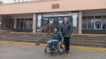 "Достойные условия". Борисовская районка показала, как помогла проголосовать мужчине на коляске