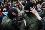 Мужчину, который ходил на акции протесты с российским флагом в Минске, осудили за сопротивлении милиции