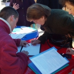 Брест: Пикеты по сбору подписей - возле входов в ВУЗы города  