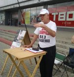 Пикет по сбору подписей в Гомеле - претендент от ОГП в футболке «За Беларусь без Лукашенко» (фото)