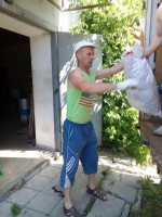 Утренняя разминка для волонтеров: разгрузка гуманитарного груза - Леонид Автухов.