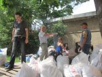 Утренняя разминка для волонтеров: разгрузка гуманитарного груза 