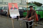 Владимир Мацкевич пикетирует около стен Витебского СИЗО