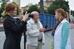 Волонтер Сергей Говша вместе с оператором ТВ Сан-Марино Викторией Полищук проводят опрос