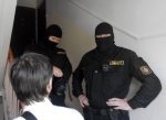 После обыска блогера Петрухина вывели в наручниках
