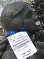 У Мінску помнікам завязалі раты на знак салідарнасці з журналістамі