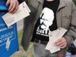Vitsebsk: postcard flash-mob in support of Ales Bialiatski