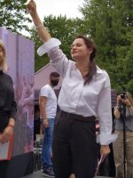 «Тихановская обращается к народу, а президент — к военным». Как прошел митинг «Светы» в Орше