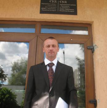 Александр Войтешик перед зданием суда Барановичского района и г. Барановичи