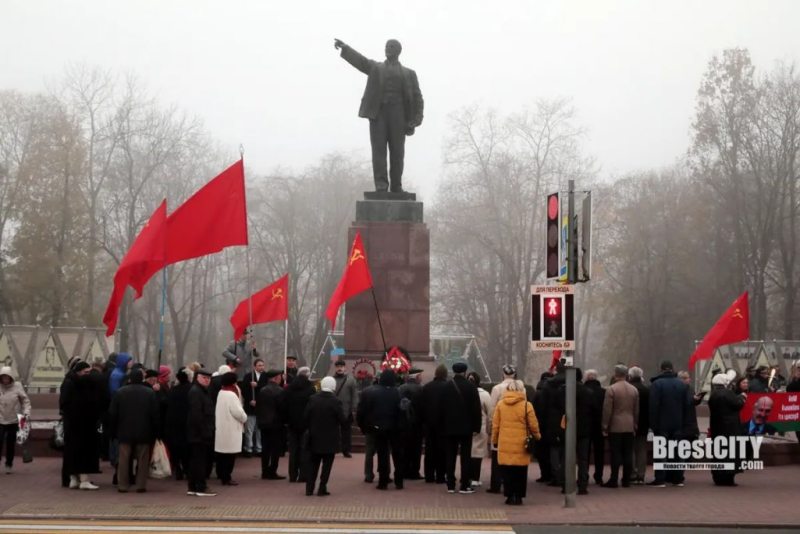 Брэст, пачатак збору подпісаў падчас параду да Дня Кастрычніцкай рэвалюцыі