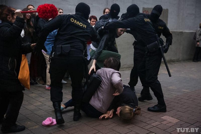 Several women trying to prevent riot police from detaining a male protester in Minsk. September 8, 2020. Photo: tut.by