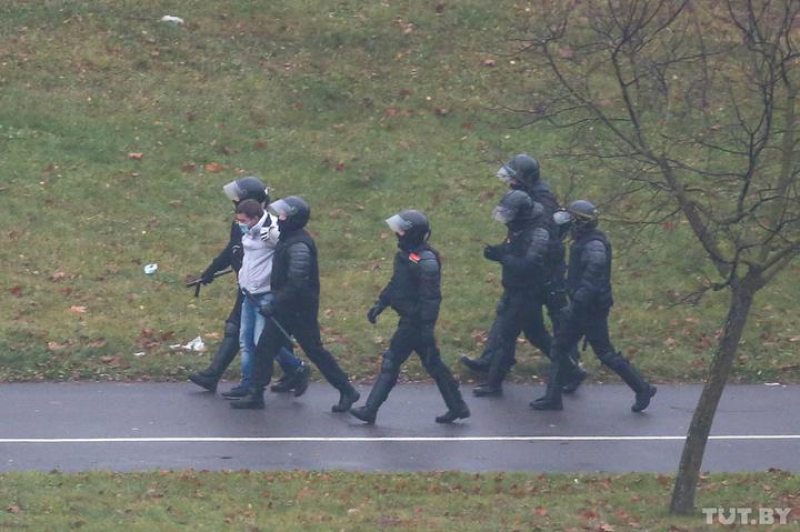 Protester detained in Brest. November 22, 2020. Photo: tut.by