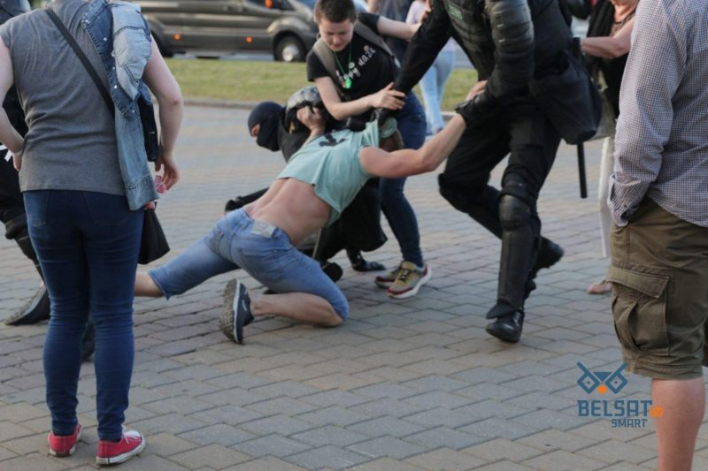 Peaceful protester detained in Minsk. August 10, 2020. Photo: belsat.eu