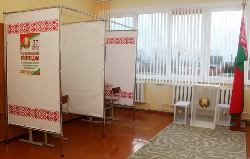 Кабинки для голосования на одном из участков Зельвенского района
