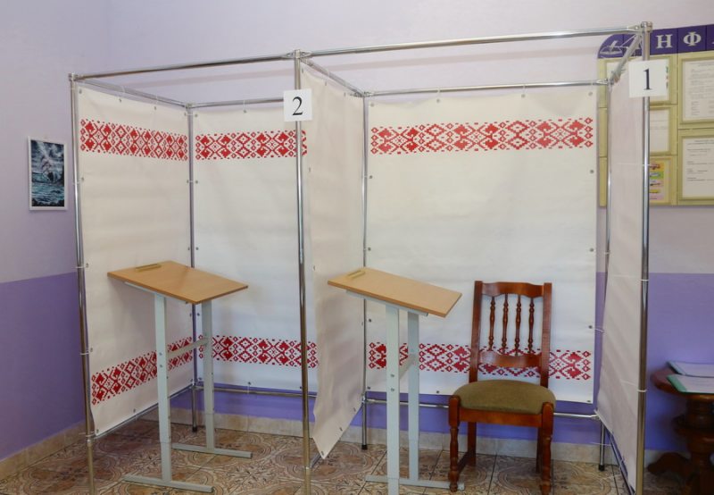 Кабинки для голосования на одном из участков Зельвенского района