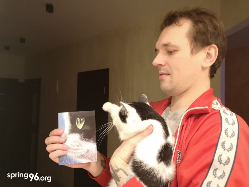 Вадим Жаромский, кот Морфей и открытка, которую прислала Марфа