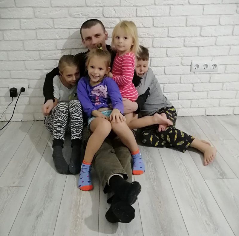 Виталий Жук после освобождения с колонии со своими детьми. Фото с личного архива героя
