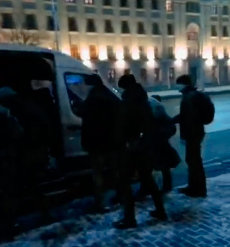Задержание Ольги Николайчик и Дениса Урбановича в Минске 22 января. Скриншот с видео.